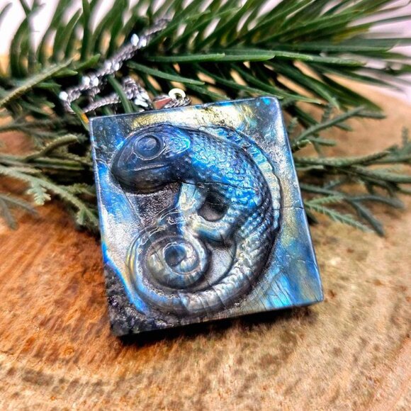 Beautiful Nature Labradorite Flashy Carved Chameleon Tile Pendant Necklace - Picture 4 of 10